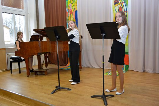 Kristýny Klokočníková, Lucie Odstrčilová, Anna Prouzová na pódiu při komorní hře