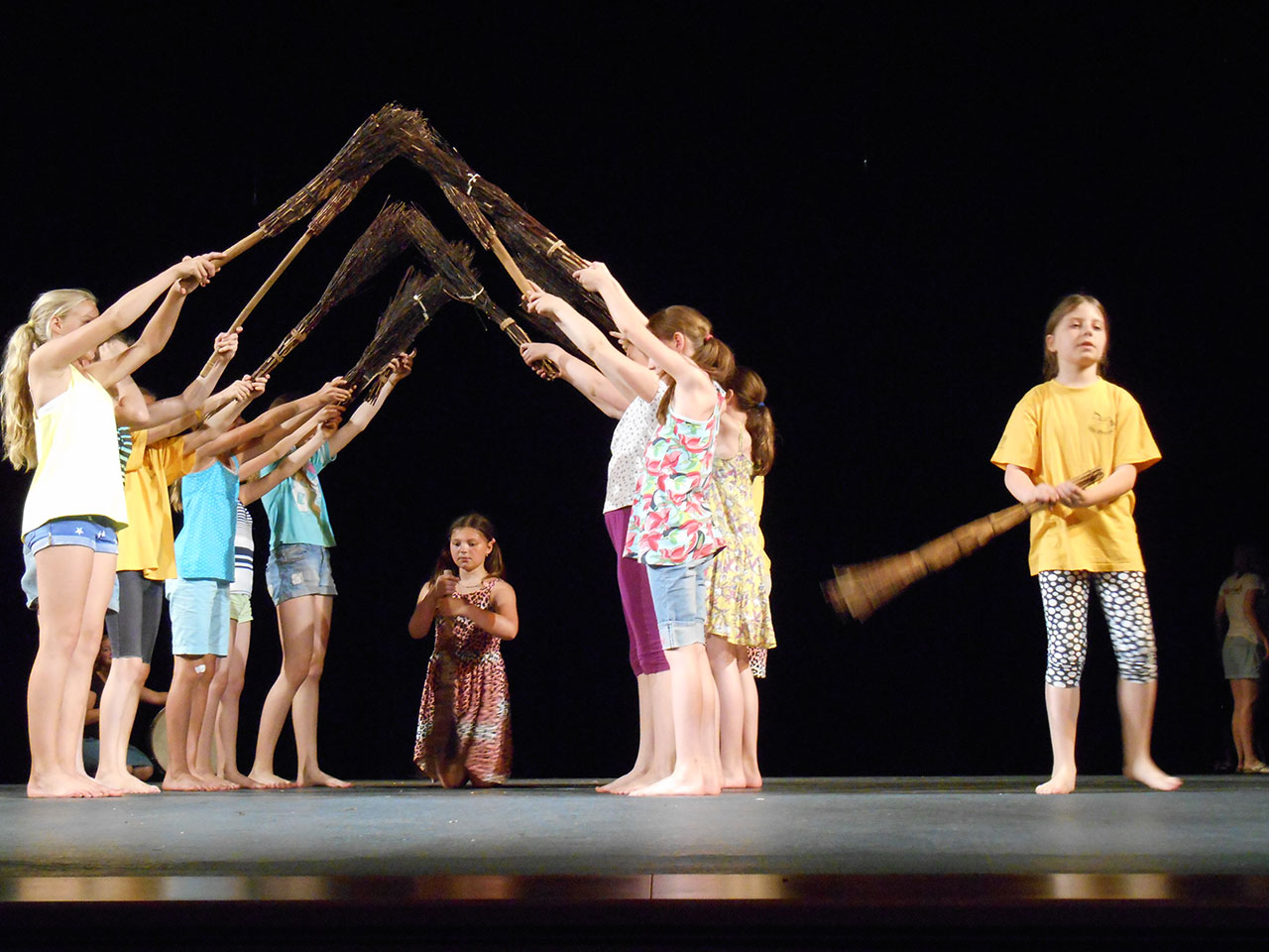 Žáci při vystoupení tanečního oboru - Čarodějnice se slétly v Jihlavě