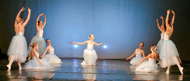 Členové tanečního souboru Konsonance v baletní formaci